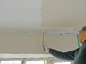 壁紙の上から塗装ができます。